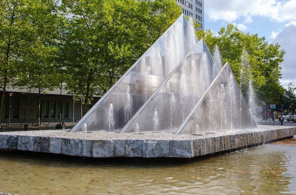 Restaurierung der Edelstahlsegel am Segelbrunnen abgeschlossen
