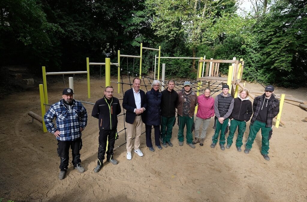 Auszubildende des Gartenamtes haben den Kinderspielplatz Heiligenhauser Straße neu gestaltet