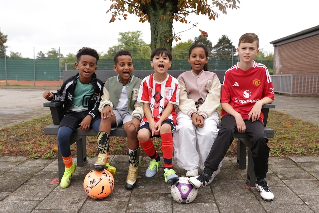 Auch die Jugendspielerinnen und -spieler des Garather SV freuen sich über eine neue Sitzbank, die auf der Bezirkssportanlage Koblenzer Straße ein Zuhause gefunden hat. © Landeshauptstadt Düsseldorf/Ingo Lammert