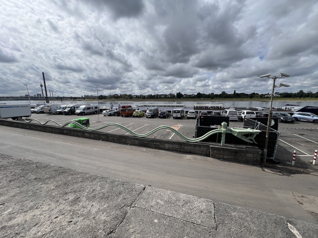Die "Hochwasserschlange" am Robert-Lehr-Ufer © Lokalbüro