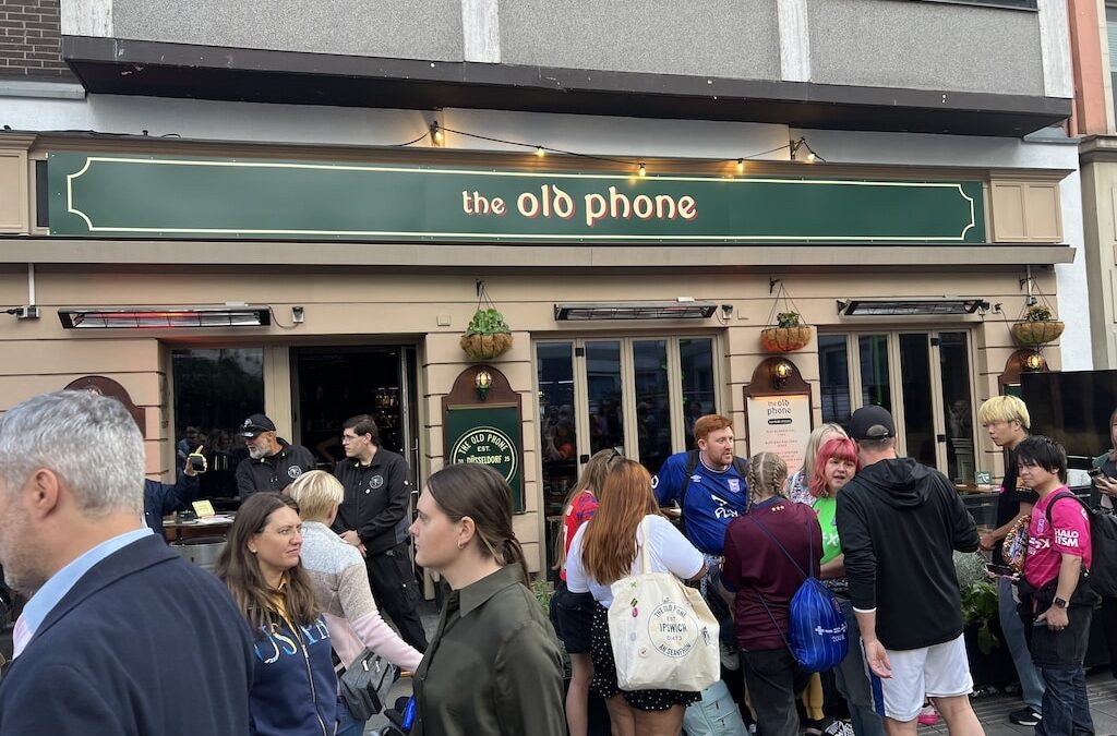 Überraschungsauftritt von Ed Sheeran im Düsseldorfer Pub
