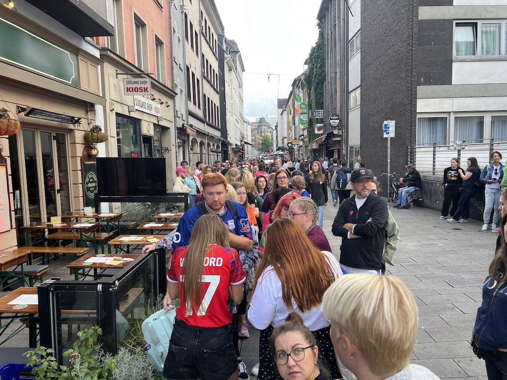 Ed Sheeran in der Düsseldorfer Altstadt © Lokalbüro  Ed Sheeran in der Düsseldorfer Altstadt © Lokalbüro