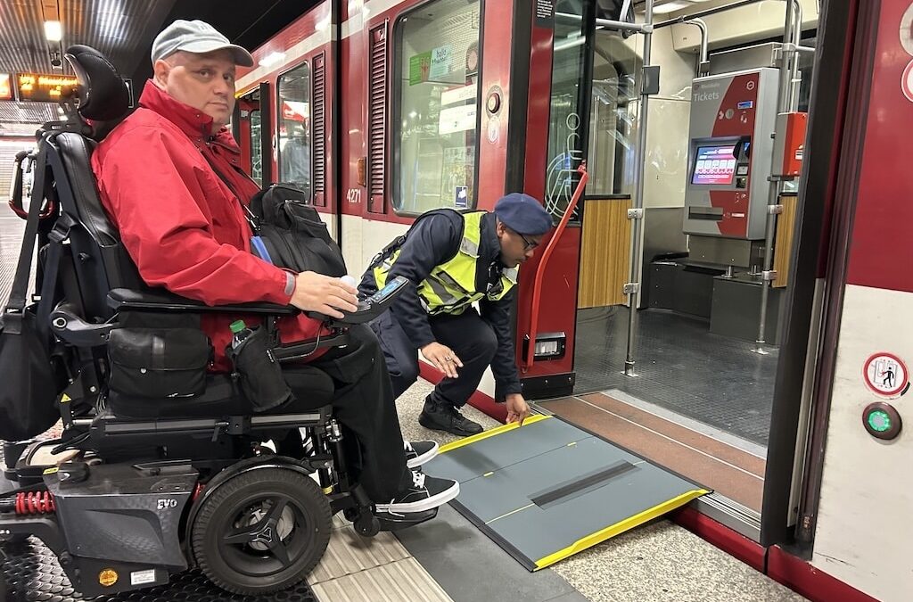 Mobile Rampen erleichtern Ein- und Ausstieg für Menschen im Rollstuhl