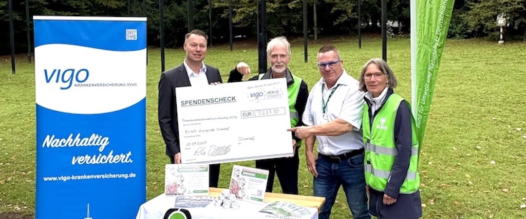 Spendenübergabe auf dem Zeitfeld