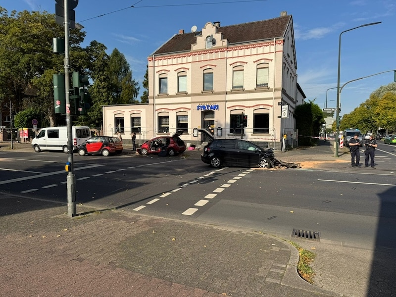 Schwerer Verkehrsunfall an der Vennhauser Allee – Polizei sucht nach flüchtigen Beteiligten