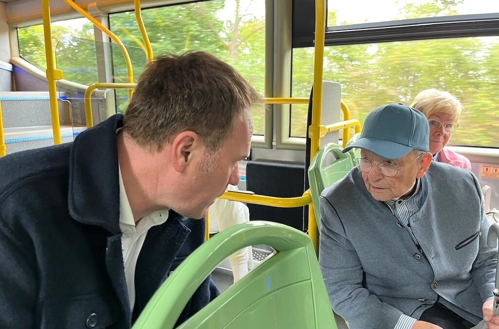 OB Keller zeigt Wohnungsbau-Erfolge bei Bustour durch Düsseldorf