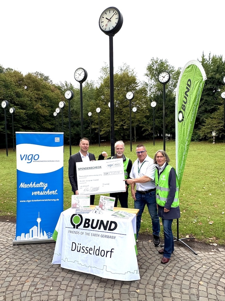 Stephanie Schauhoff und Klaus Kurtz ( BUND Vorstandsmitglieder der Kreisgruppe Düsseldorf)  nahmen freudestrahlend den Scheck von Micha Hildebrandt ( Mitglied des Vorstandes, vigo KRANKENVERSIVHERUNG VVaG ) entgegen. Mit dabei Andreas Vogt AOK Rheinland ©  Stephanie Schauhoff und Klaus Kurtz ( BUND Vorstandsmitglieder der Kreisgruppe Düsseldorf)  nahmen freudestrahlend den Scheck von Micha Hildebrandt ( Mitglied des Vorstandes, vigo KRANKENVERSIVHERUNG VVaG ) entgegen. Mit dabei Andreas Vogt AOK Rheinland ©