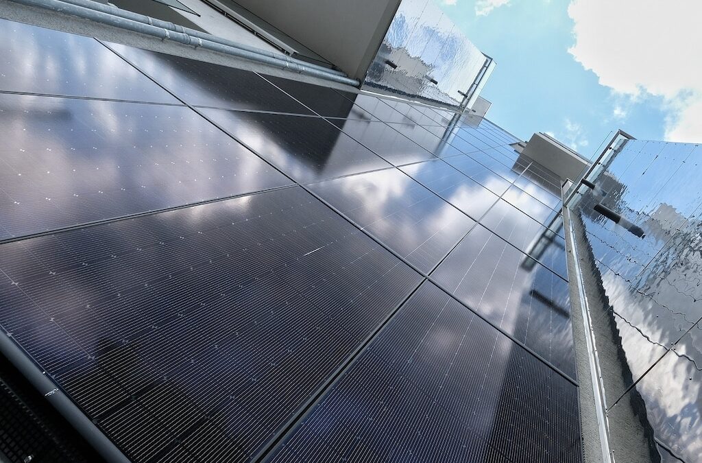 Strom an der Gebäudewand erzeugen: Fassadensolaranlage am Alten Hochbunker in Heerdt in Betrieb genommen
