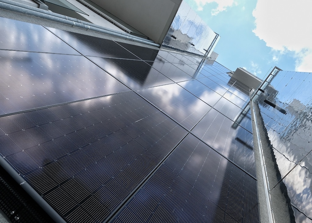 Die neue Fassadensolaranlage auf der Südseite am Alten Hochbunker in Heerdt ist 70 Quadratmeter groß und liefert den Strom für gemeinschaftliche Einrichtungen © Landeshauptstadt Düsseldorf / Wilfried Meyer