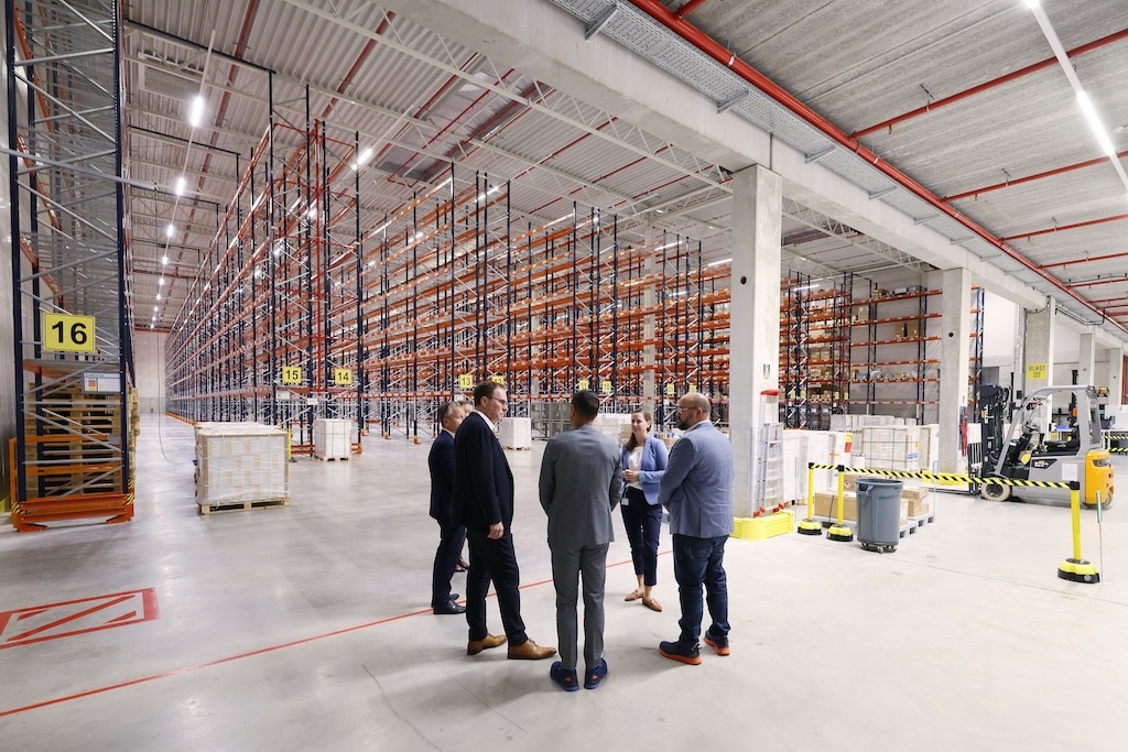 Oberbürgermeister Dr. Stephan Keller wurde von Victoria Jajko, Operations Manager Site Düsseldorf, Manuel Sierra Garcia, Vice President Logistik, und Benedikt Pinger, Site Director Düsseldorf & Transportmanagement, am Dienstag, 14. Oktober 2025, das Logistikzentrum des Unternehmens Pharmaserv gezeigt. © Landeshauptstadt Düsseldorf/ David Young
