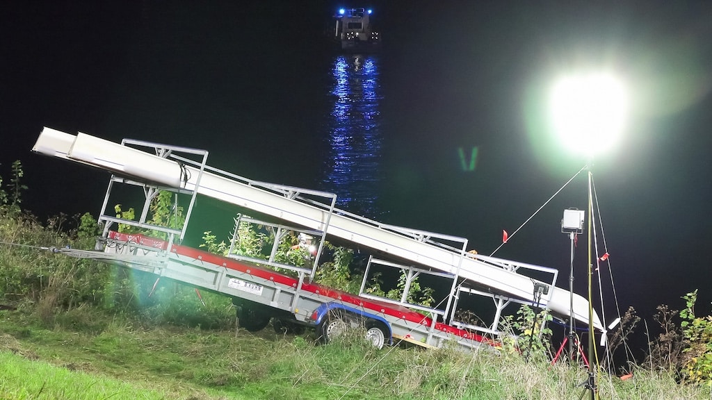 Trailer rutscht Deich hinab – Feuerwehr verhindert Abtreiben in den&nbsp;Rhein