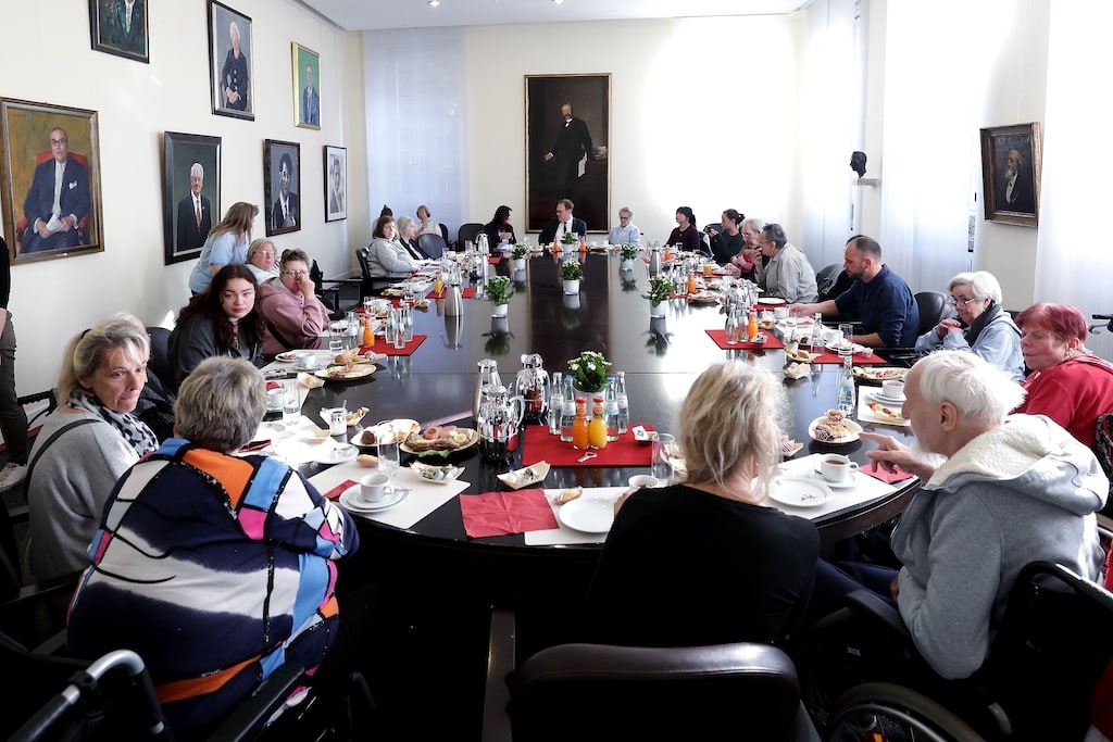 Frühstücksempfang für Bewohnerinnen und Bewohner zweier Düsseldorfer Pflegeeinrichtunen der AWO mit OB Dr. Keller und Schauspielerin Mariella Ahrens im Düsseldorfer Rathaus © andeshauptstadt Düsseldorf/ David Young