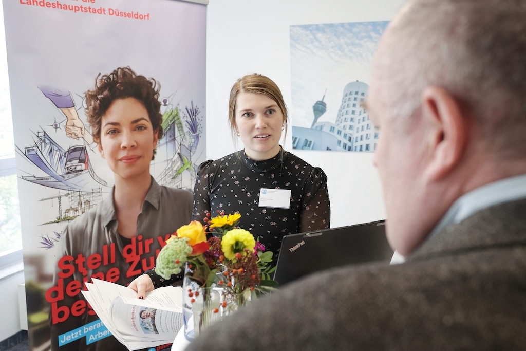 Olaf Wagner, Dezernent für Personal, Organisation, Digitalisierung und Bürgerservice im Gespräch mit Katharina Brütt vom Hauptamt. © Landeshauptstadt Düsseldorf/ David Young