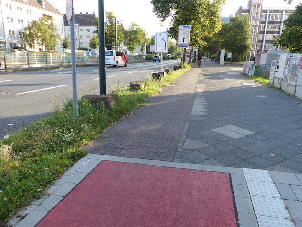 Der neue Radweg wird in Asphaltbauweise errichtet. Er schließt an der im Bild gezeigten Stelle an die bereits umgebaute Auffahrt an der Mecumstraße an. © Landeshauptstadt Düsseldorf/Amt für Verkehrsmanagement