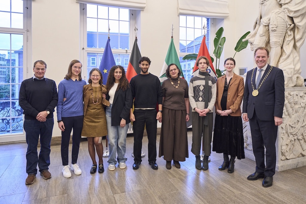 Acht Düsseldorferinnen und Düsseldorfer haben am Dienstag, 28. Oktober 2025, im Rahmen eines Empfangs im Düsseldorfer Rathaus von Oberbürgermeister Dr. Stephan Keller ihre Einbürgerungsurkunden erhalten. © Landeshauptstadt Düsseldorf/Claus Langer