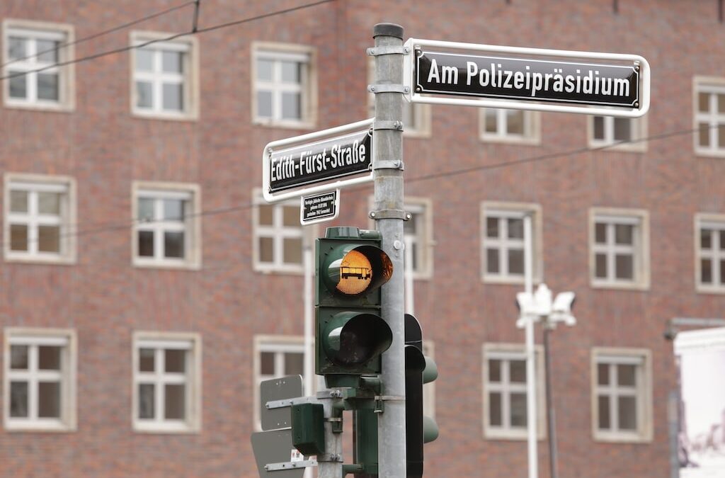 Jürgensplatz erhält neue Namen: „Edith-Fürst-Straße“ und „Am Polizeipräsidium“ offiziell eingeweiht
