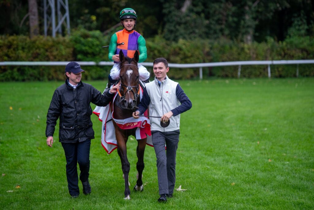 Eine überzeugende und nicht unerwartete Vorstellung bot der englische Mitfavorit ShortFinal bei seinem Erfolg im 105. Großen Preis der Landeshauptstadt Düsseldorf © LB / Olaf Oidtmann