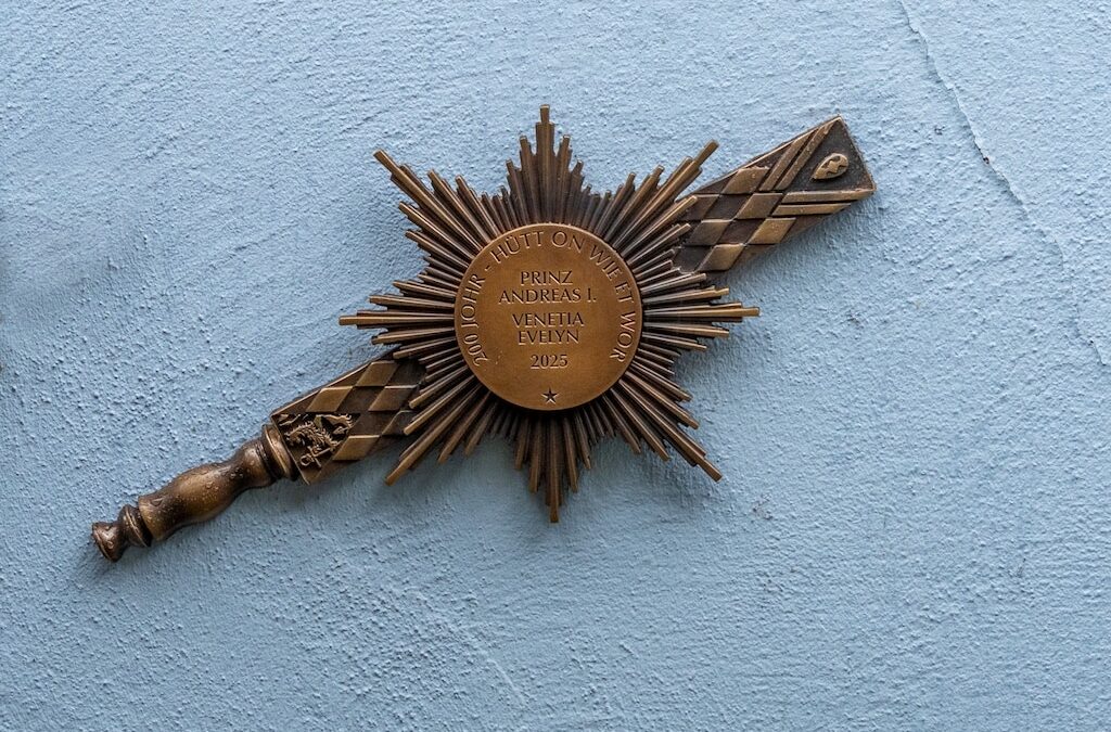 Glanz trotz Regen: Neue Prinzenpaar-Pritsche von Prinz Andreas I. und Venetia Evelyn enthüllt