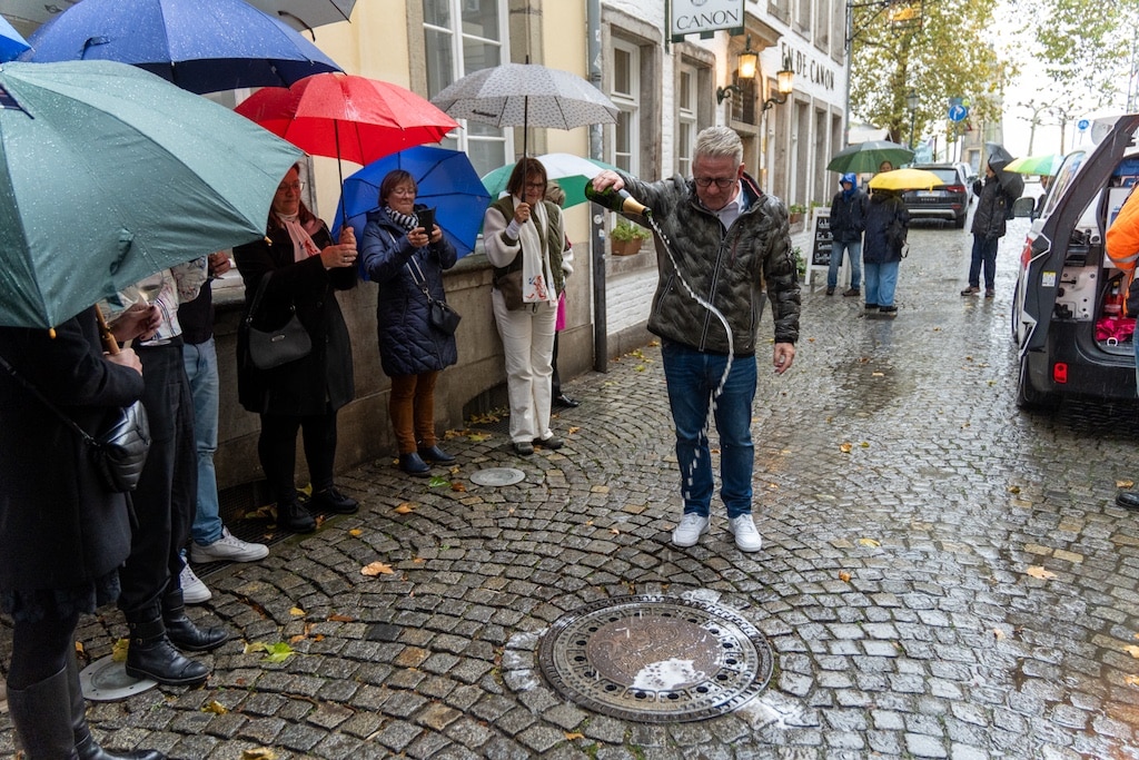 Lothar Hörning tauf den Gullydeckel © LB / Olaf Oidtmann