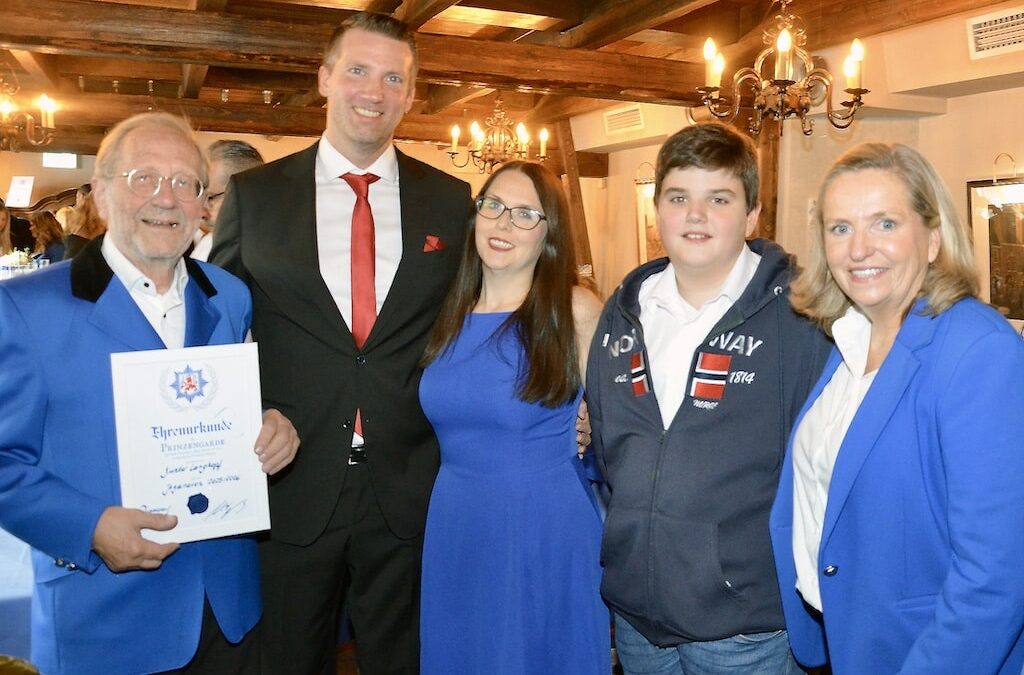 Große Blau-Weiss Familie feiert ihr neues Prinzenpaar und den künftigen Jagdherrn