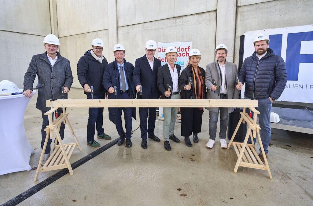 Richtfest für neue Vierfachsporthalle an der Redinghovenstraße