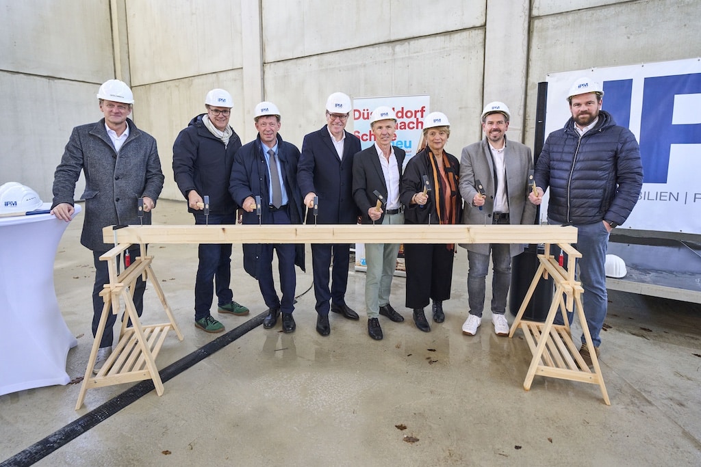 Beim Richtfest (v.l.): Ralf Linde, GOLDBECK-Niederlassungsleiter, Dr. Thorsten Graeßner, IPM-Aufsichtsratsvorsitzender, Stadtdirektor Burkhard Hintzsche, Oberbürgermeister Dr. Stephan Keller, Michael Suermann, Schulleiter des Heinrich-Hertz-Berufskollegs, Salome Betz, Schulleiterin des technischen Berufskollegs Fäberstraße, Thomas Schwindowski, stellvertretender Leiter des Amtes für Schule und Bildung, und Michael Köhler, IPM-Geschäftsführer. © Landeshauptstadt Düsseldorf/Claus Langer
