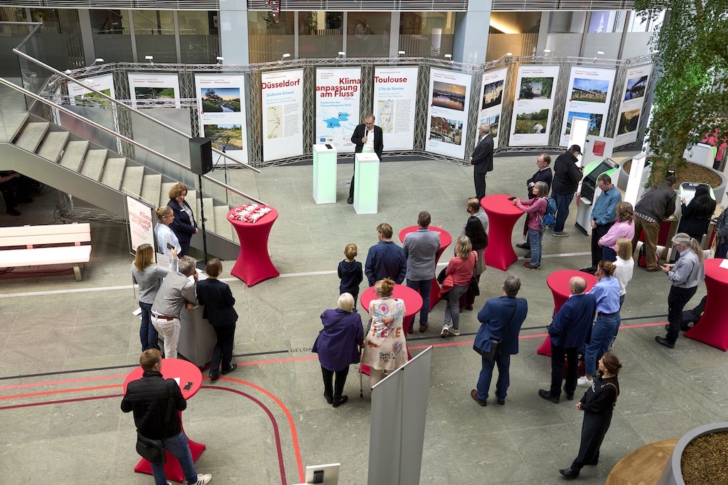 Beigeordneter Jochen Kral eröffnete die Ausstellung ""Klimaanpassung am Fluss"" im Foyer der Stadtsparkasse Düsseldorf. © Landeshauptstadt Düsseldorf/Claus Langer