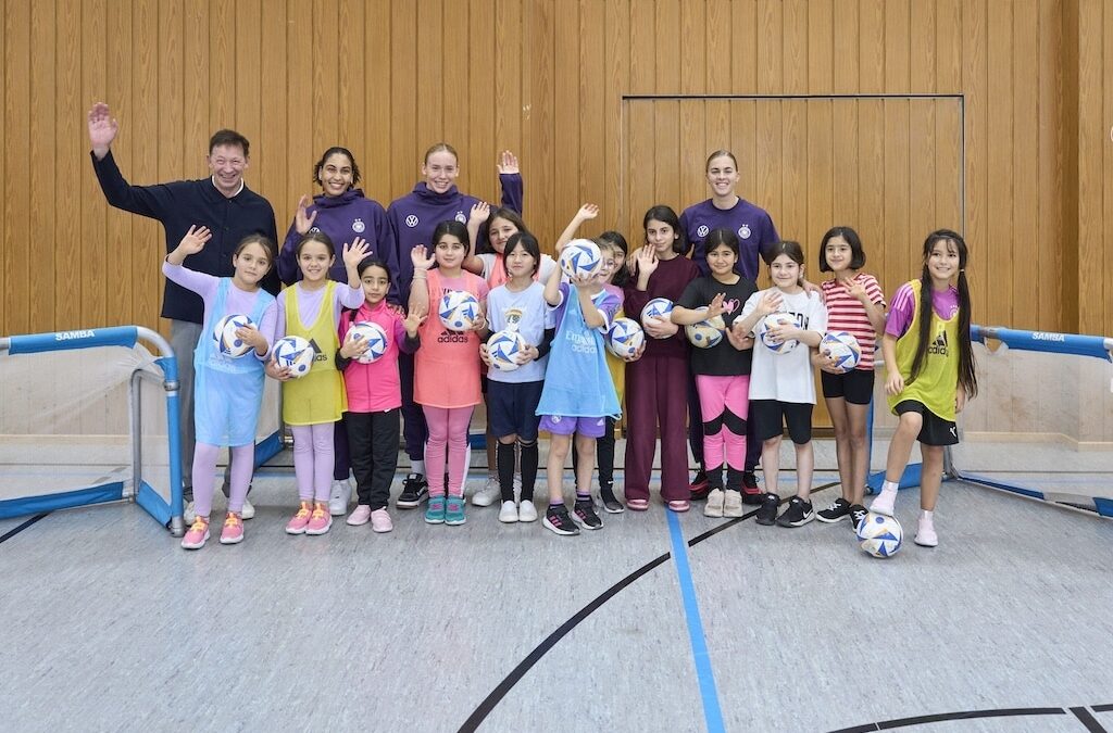 Vorbilder ganz nah: Spielerinnen der Frauen-Fußballnationalmannschaft besuchen OGS Helmholtzstraße