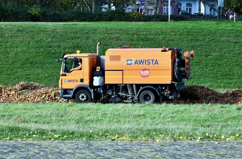 AWISTA Kommunal im Laubeinsatz – 300 Einsatzkräfte stadtweit unterwegs