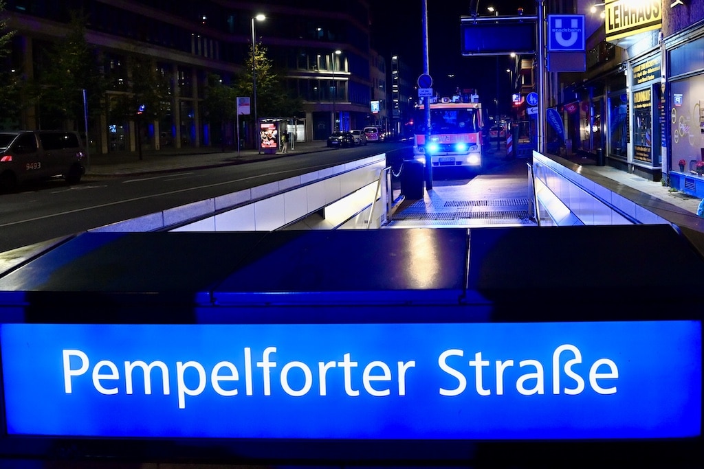Einsatz unter realen Bedingungen: Feuerwehr und Rheinbahn üben im U-Bahnhof Pempelforter Straße die Rettung einer eingeklemmten Person. © Lokalbüro Einsatz unter realen Bedingungen: Feuerwehr und Rheinbahn üben im U-Bahnhof Pempelforter Straße die Rettung einer eingeklemmten Person. © Lokalbüro