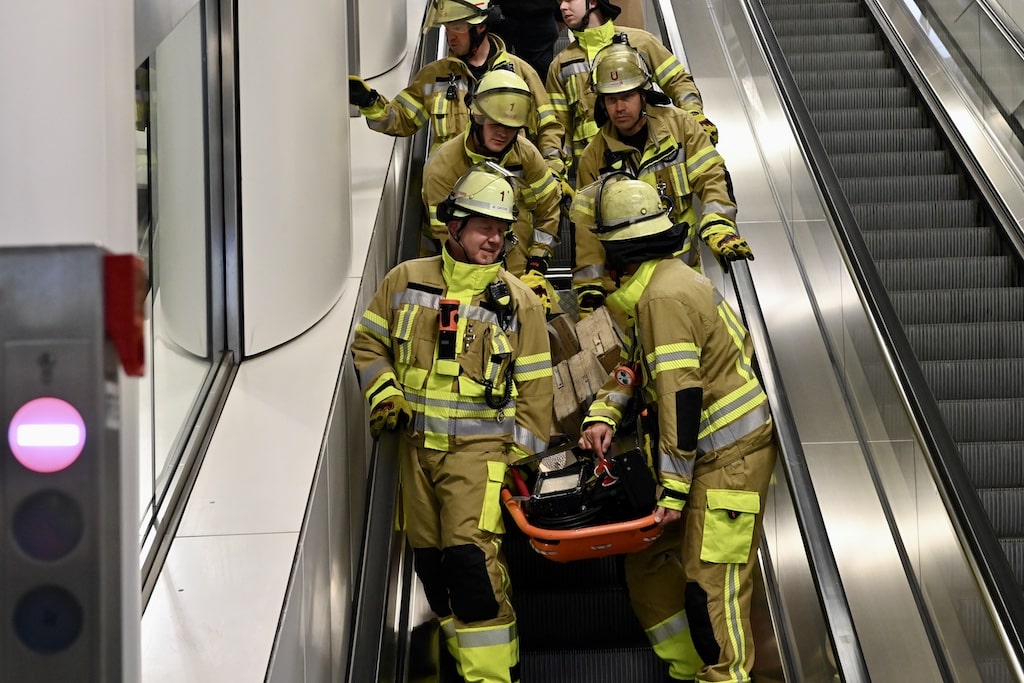 Einsatz unter realen Bedingungen: Feuerwehr und Rheinbahn üben im U-Bahnhof Pempelforter Straße die Rettung einer eingeklemmten Person. © Lokalbüro Einsatz unter realen Bedingungen: Feuerwehr und Rheinbahn üben im U-Bahnhof Pempelforter Straße die Rettung einer eingeklemmten Person. © Lokalbüro