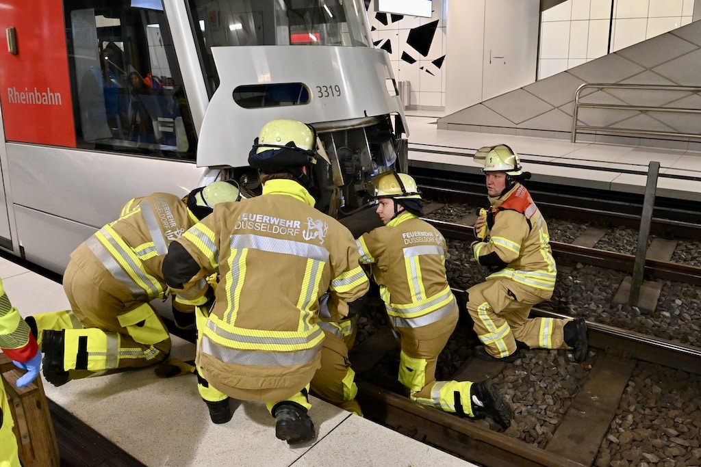 Einsatz unter realen Bedingungen: Feuerwehr und Rheinbahn üben im U-Bahnhof Pempelforter Straße die Rettung einer eingeklemmten Person. © Lokalbüro Einsatz unter realen Bedingungen: Feuerwehr und Rheinbahn üben im U-Bahnhof Pempelforter Straße die Rettung einer eingeklemmten Person. © Lokalbüro