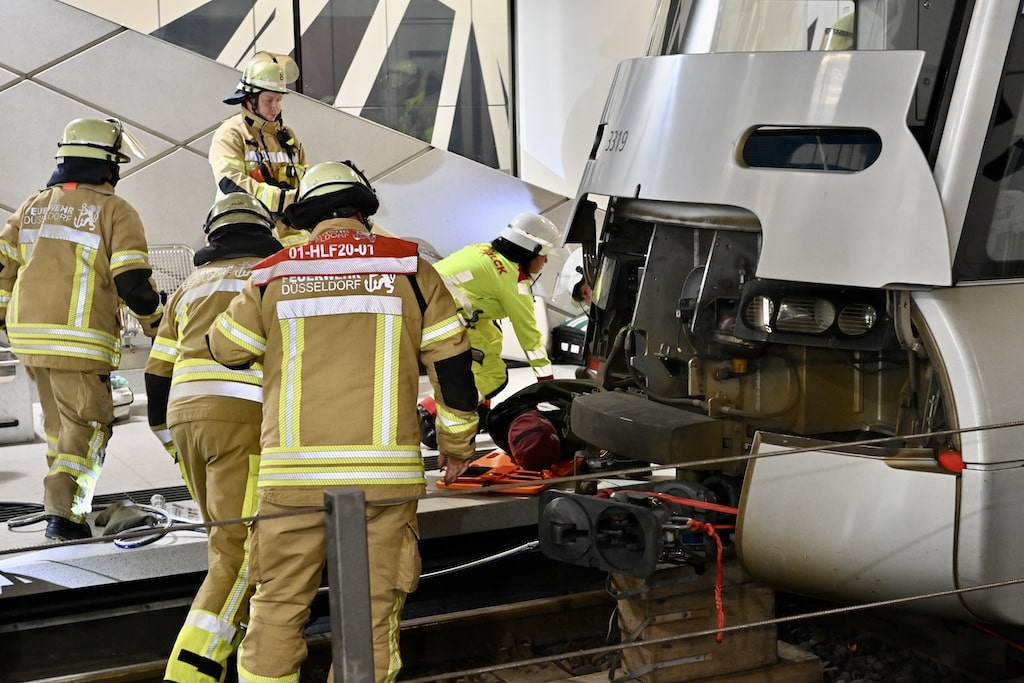 Einsatz unter realen Bedingungen: Feuerwehr und Rheinbahn üben im U-Bahnhof Pempelforter Straße die Rettung einer eingeklemmten Person. © Lokalbüro Einsatz unter realen Bedingungen: Feuerwehr und Rheinbahn üben im U-Bahnhof Pempelforter Straße die Rettung einer eingeklemmten Person. © Lokalbüro