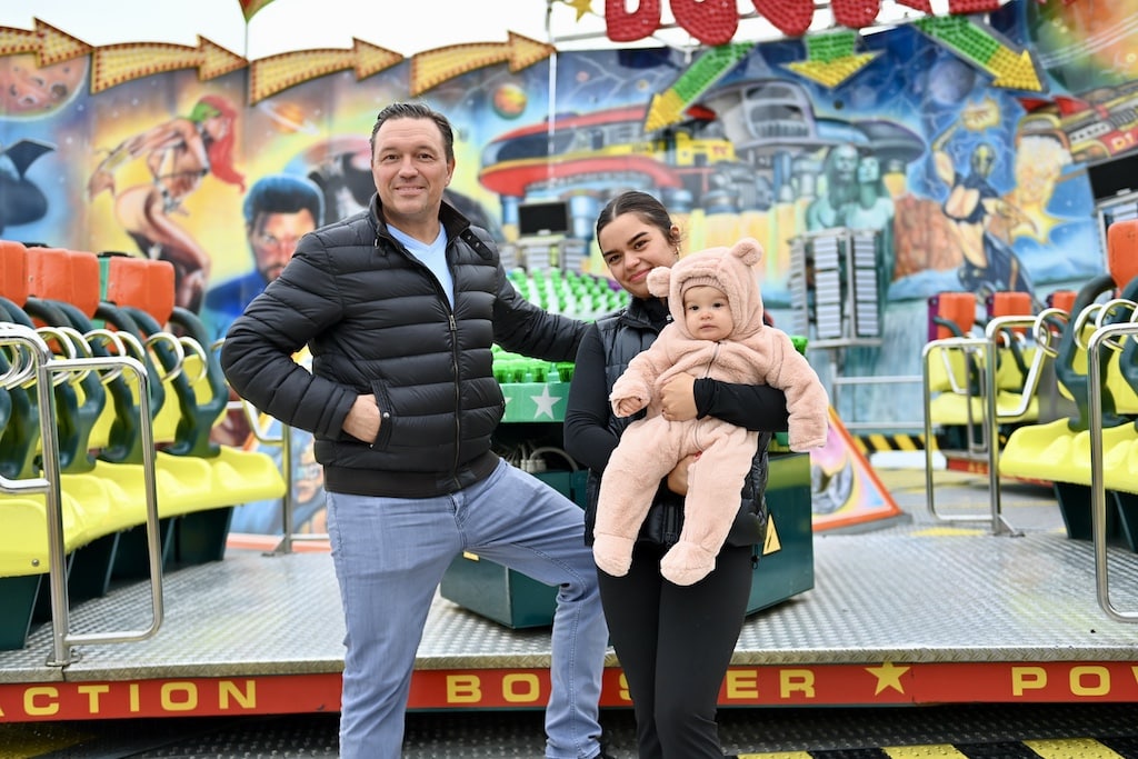 Drei Generationen an Schaustellern auf der Herbstkirmes: Düsseldorfer Schaustellervorstand Oliver Wilmering mit Tochter Carolin und Enkelkind Liz. © Lokalbüro