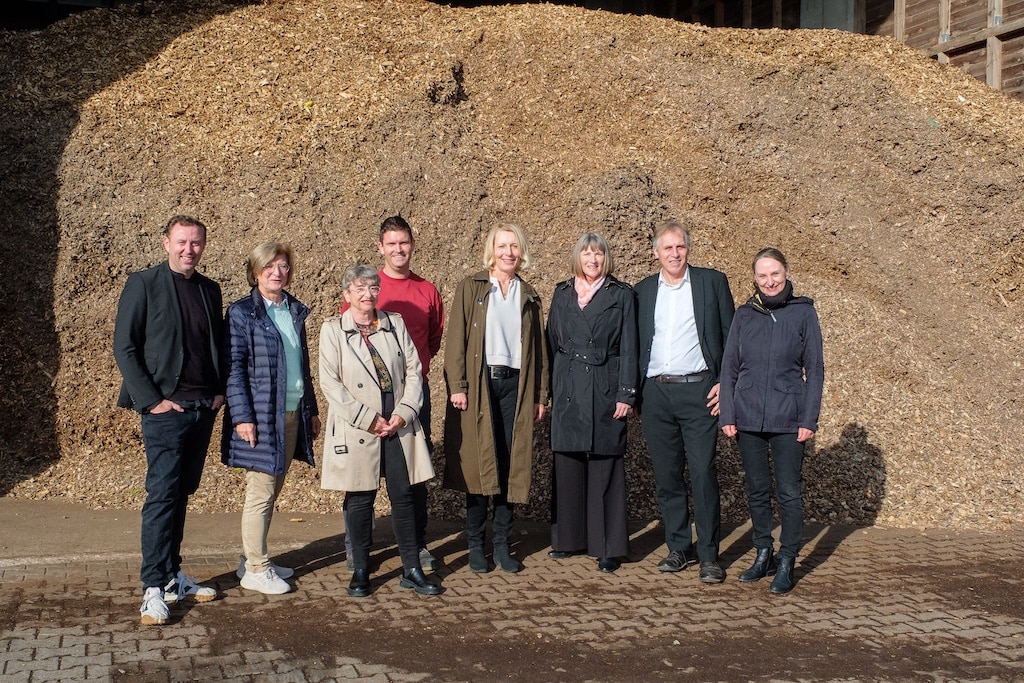 Bei der Inbetriebnahme der neuen Biomasseanlage: Jens Fichtner, Birgit Lilienbecker, Ursula Engel, Tim Peckhaus, Doreen Kerler, die Beigeordneten Dorothée Schneider und Jochen Kral sowie Nicole Haas (v.l.n.r.) © Landeshauptstadt Düsseldorf/Uwe Schaffmeister