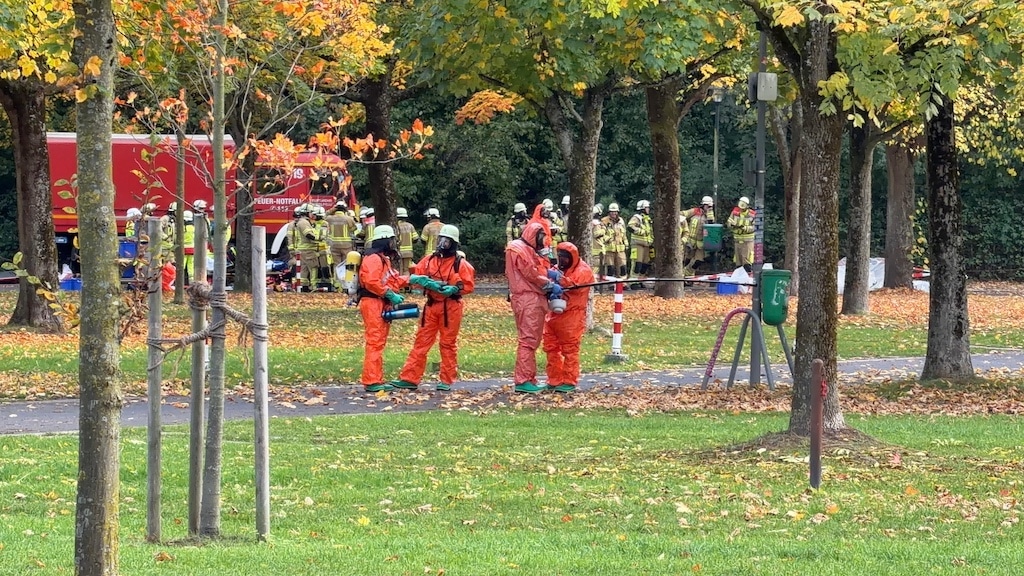 Großeinsatz der Feuerwehr auf Messeparkplatz in Düsseldorf wegen verdächtigem Stoff