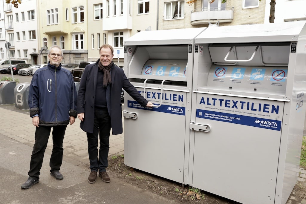 Oberbürgermeister Dr. Stephan Keller (r.) und Mark Lindert, Abteilungsleiter Kommunale Abfallwirtschaft im Amt für Umwelt- und Verbraucherschutz, stellten die neuen Altkleidercontainer vor. ©Landeshauptstadt Düsseldorf/Ingo Lammert 