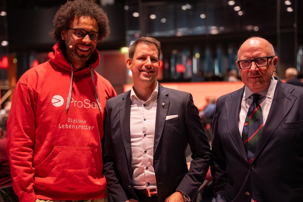 v.l.: Immanuel Bär (ProSec GmbH, Mitglied der Bundesfachkommission Cybersecurity), Timo Greinert (Vize-Baas der Düsseldorfer Jonges) und Jochen Börgmann (Börgmann & Bloemers) © LB / Olaf Oidtmann 