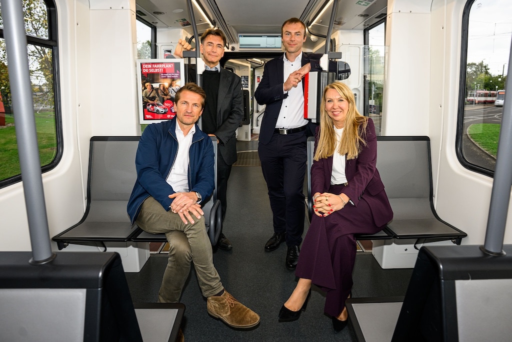 von links: Pierre Miramont (Vice President Light Rail Region DACH Alstom), Frank Gartner (Portfolio Director Light Rail Alstom), Tomasz Karbowski (Technik-Bereichsleiter Rheinbahn), Annette Grabbe (Rheinbahn-Vorständin) in einer HF6-Bahn. © Rheinbahn