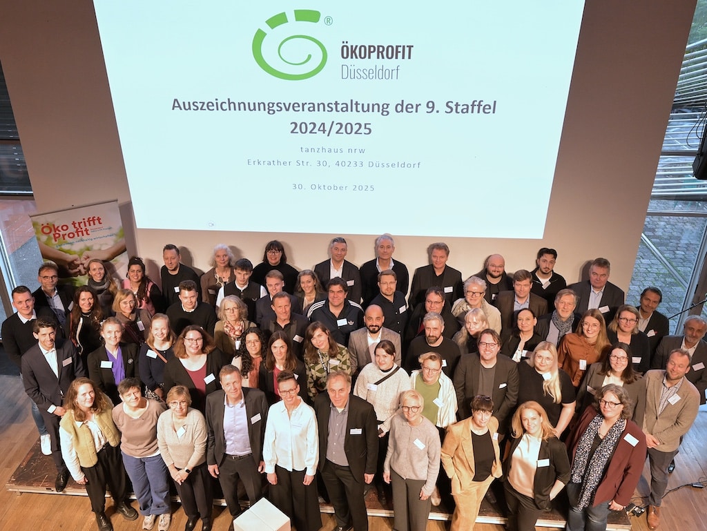 15 Düsseldorfer Unternehmen sind im tanzhaus nrw feierlich als neue Ökoprofit-Betriebe ausgezeichnet worden, nachdem sie die neunte Staffel des städtischen Programms erfolgreich abgeschlossen haben. Zwei weitere Unternehmen erhielten ihre Rezertifizierung. Jochen Kral, Dezernent für Mobilität und Umwelt, begrüßte gemeinsam mit der Intendantin des tanzhaus nrw, Ingrida Gerbutavičiūtė, die Anwesenden. Nach einem Impulsvortrag aus dem Ministerium überreichten Michael Hermanns, Abteilungsleiter im Ministerium für Umwelt, Naturschutz und Verkehr des Landes Nordrhein-Westfalen (MUNV NRW), und Jochen Kral die Auszeichnungsurkunden. © Wilfried Meyer