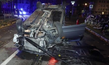 Flucht nach mutmaßlichem Raub endet mit Überschlag – Zwei Tatverdächtige festgenommen