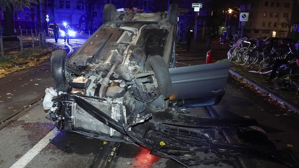 Flucht nach mutmaßlichem Raub endet mit Überschlag – Zwei Tatverdächtige festgenommen