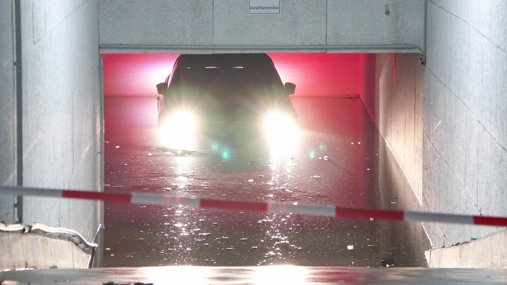 Massiver Wasserrohrbruch in Gerresheim sorgt für nächtlichen Großeinsatz