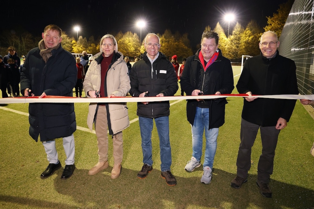 Der offizielle Startschuss (v.l.): Stadtdirektor und Sportdezernent Burkhard Hintzsche, Sportamtsleiterin Eva Kulot, Bernd Schmitz vom Vorstand des Gerresheimer Turnvereins und Dominik Kraus, Vorsitzender der Sportfreunde Gerresheim, gaben die Anlage frei. © Landeshauptstadt Düsseldorf/ David Young