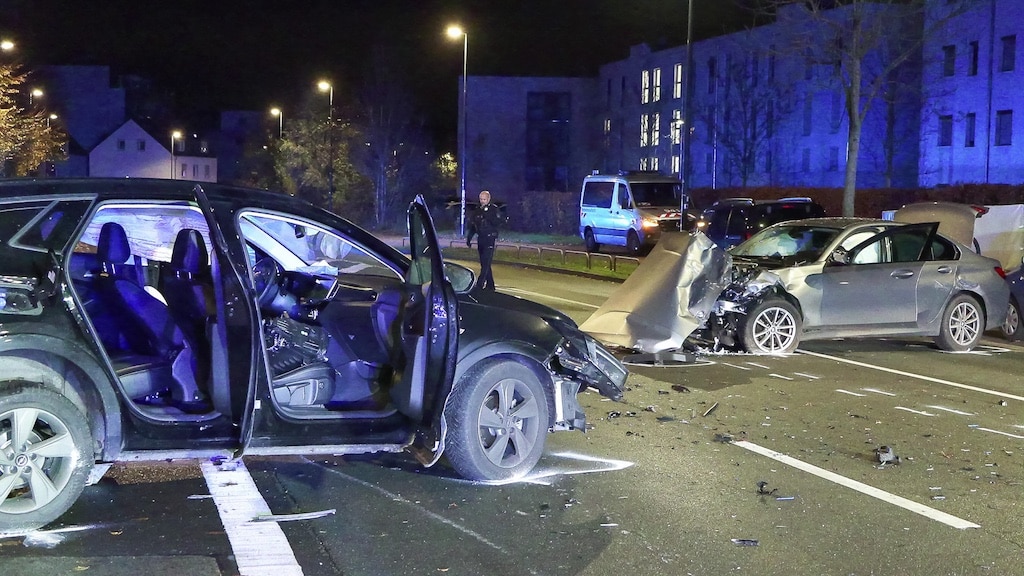 Schwerer Verkehrsunfall in Düsseldorf – Polizei sucht nach geflüchteten Beteiligten