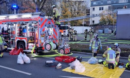 Schlussmeldung: Feuerwehr verhindert Brandausbreitung an Tankstelle – ein Mensch lebensgefährlich verletzt