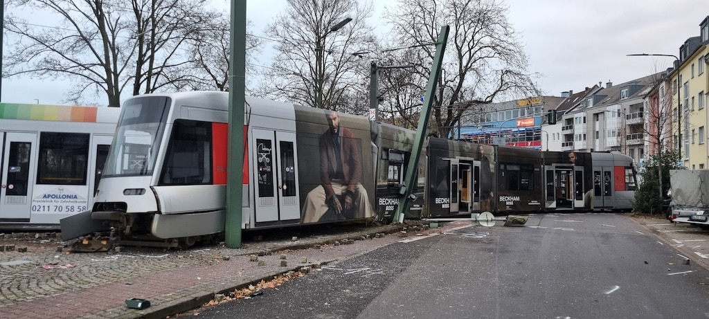 Stadtbahn in Holthausen entgleist – Polizei und Rheinbahn ermitteln Ursache
