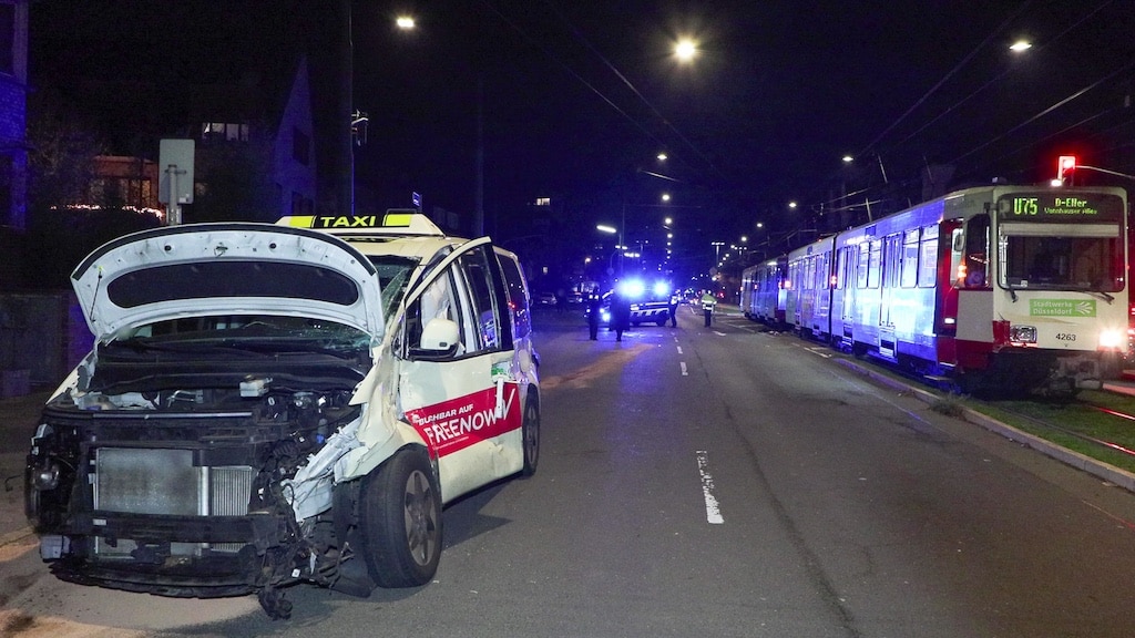 Schwerer Verkehrsunfall auf der Düsseldorfer Straße in Düsseldorf