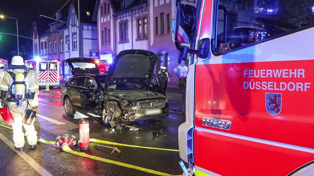 Schwerer Verkehrsunfall auf der Deutzer Straße in Düsseldorf