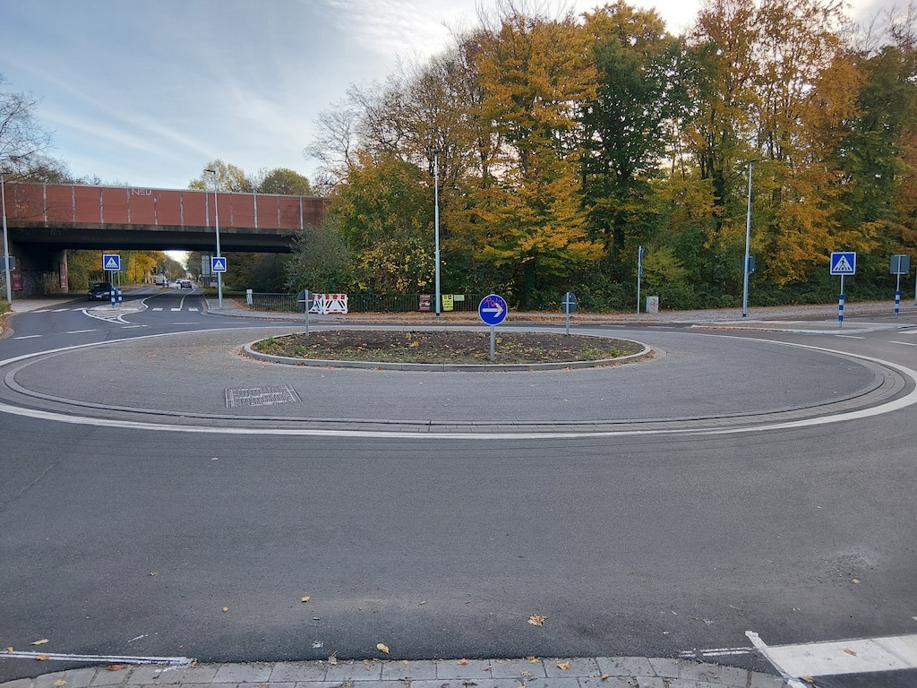 Früher als geplant konnten jetzt die Bauarbeiten an der Hildener Straße abgeschlossen werden: Am Knotenpunkt Hildener Straße/Am Buchholzer Busch sorgt ein moderner Kreisverkehr nun für mehr Sicherheit und einen besseren Verkehrsfluss. © Landeshauptstadt Düsseldorf/Amt für Verkehrsmanagement